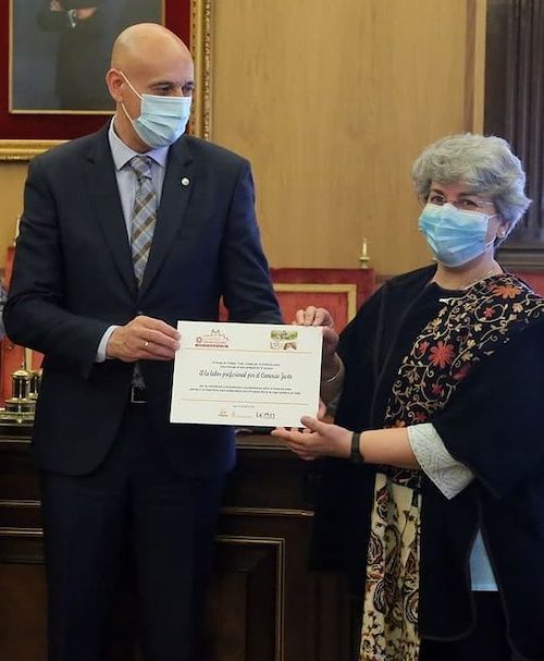 recogiendo premio