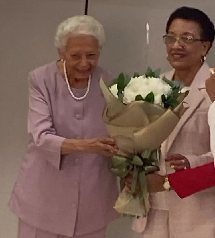 Reconocimiento Argentina Henríquez ramo de flores