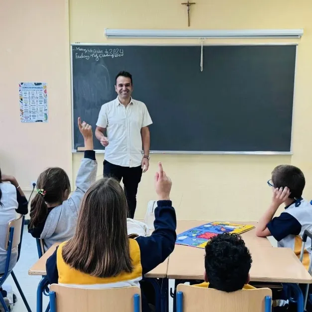 manu velasco docente de la institución teresiana