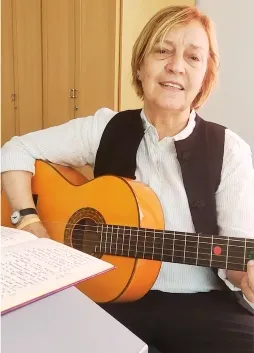 Elia tocando guitarra